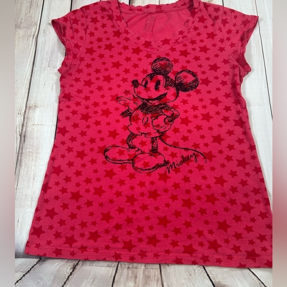 Vintage Disney Red Star Pattern/Mickey Mouse VNeck T-Shirt. Size Large.